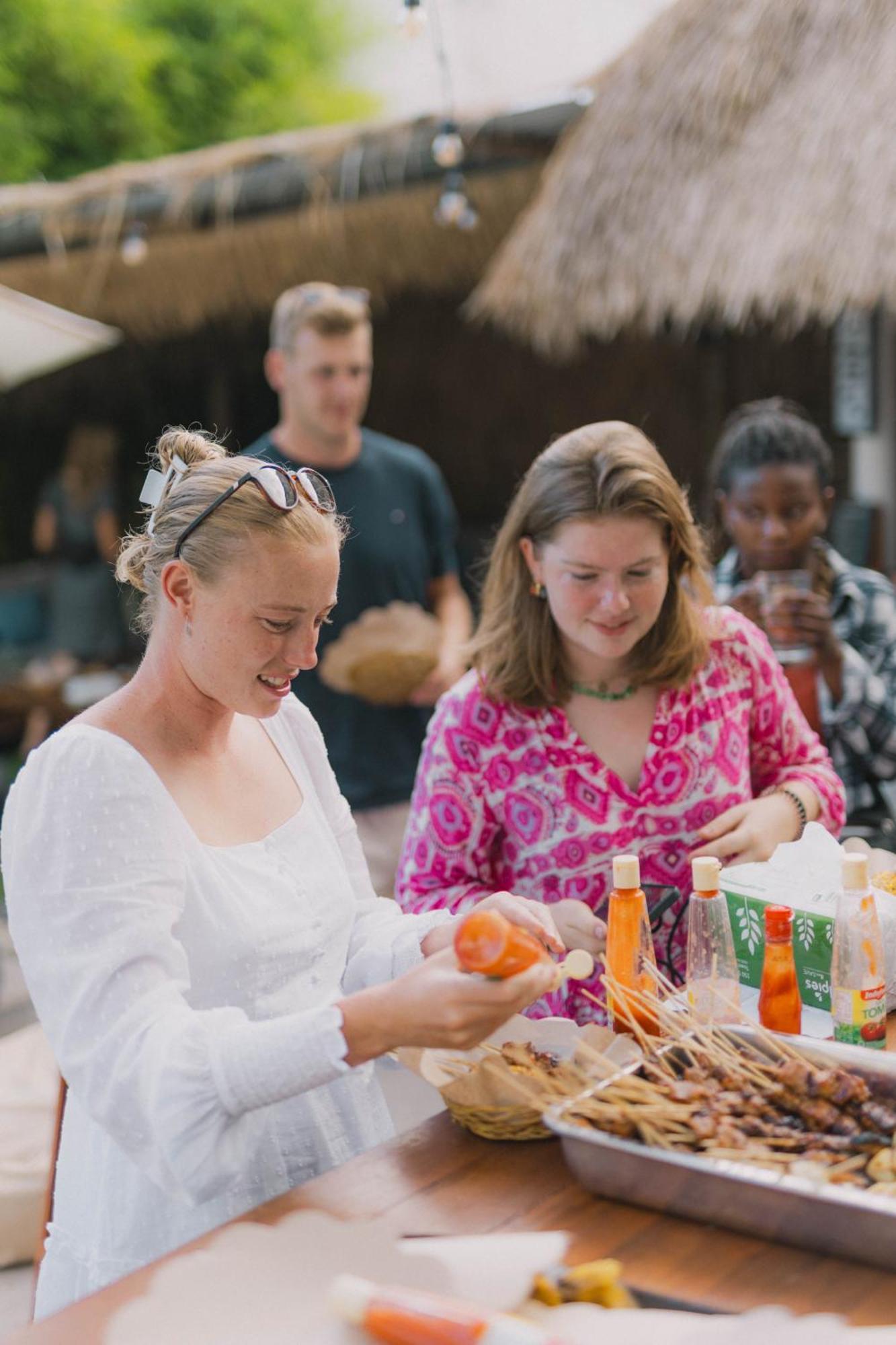 What The Duck Backpackers Canggu