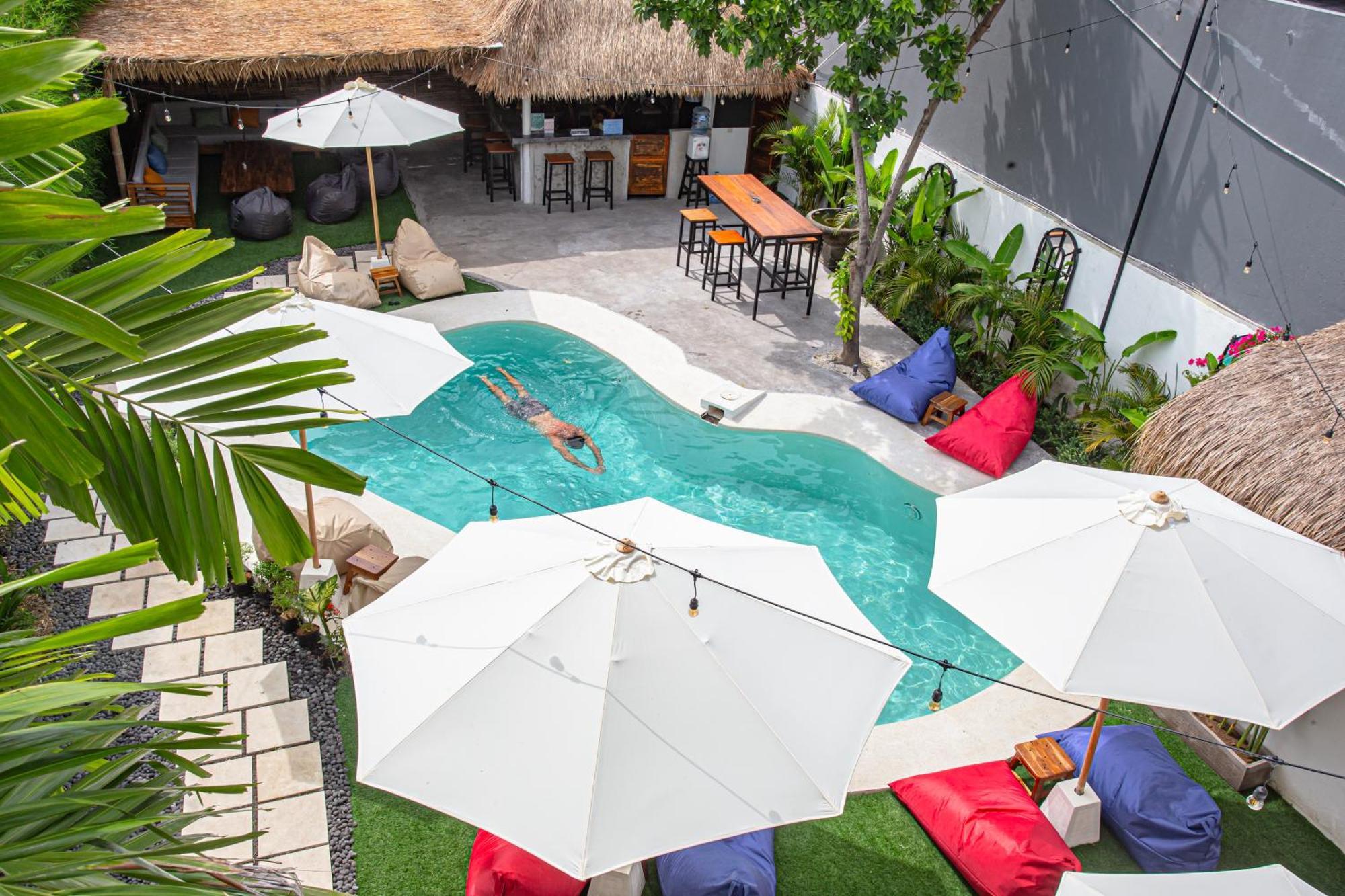 What The Duck Backpackers * Canggu