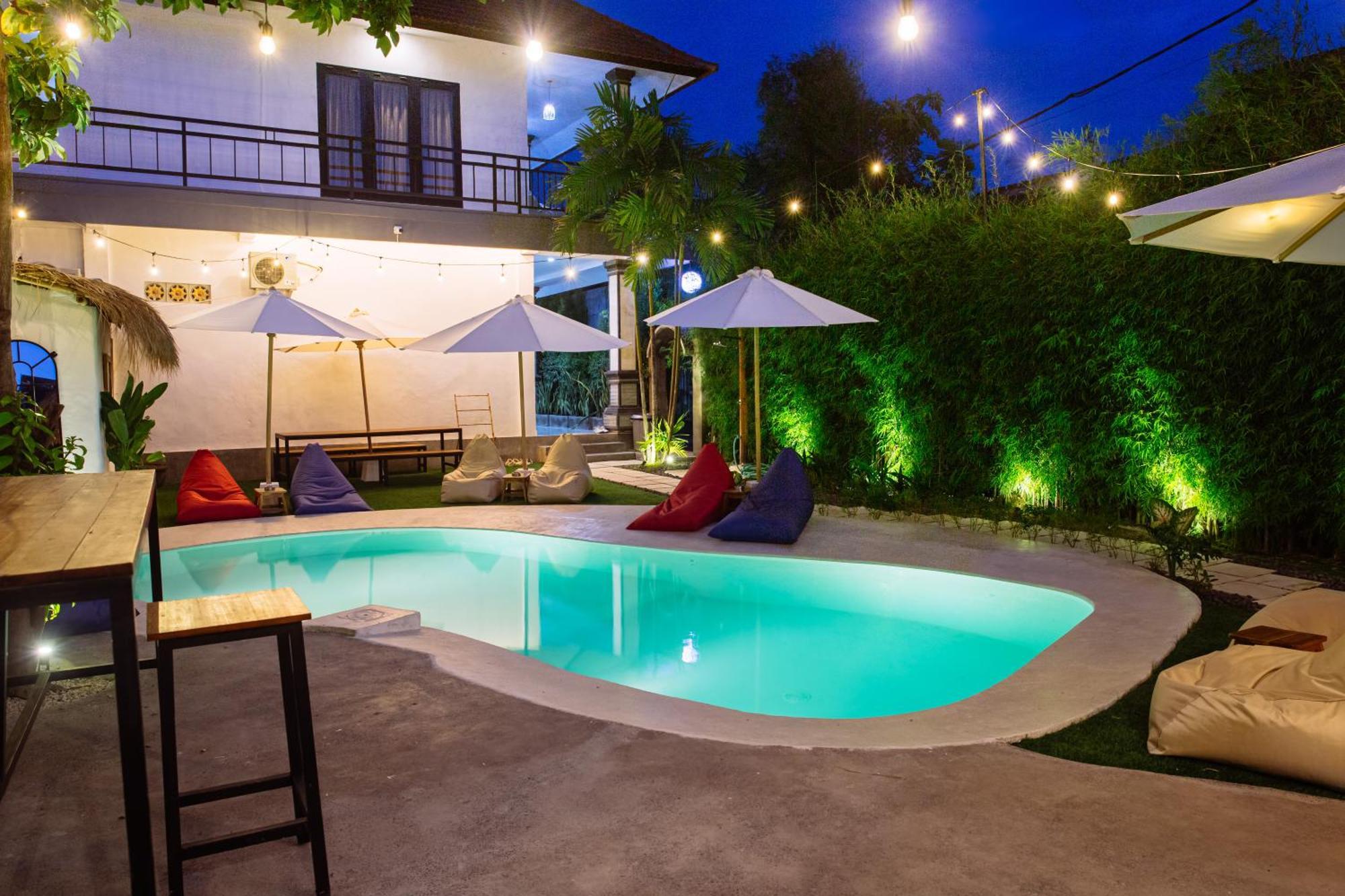 What The Duck Backpackers * Canggu