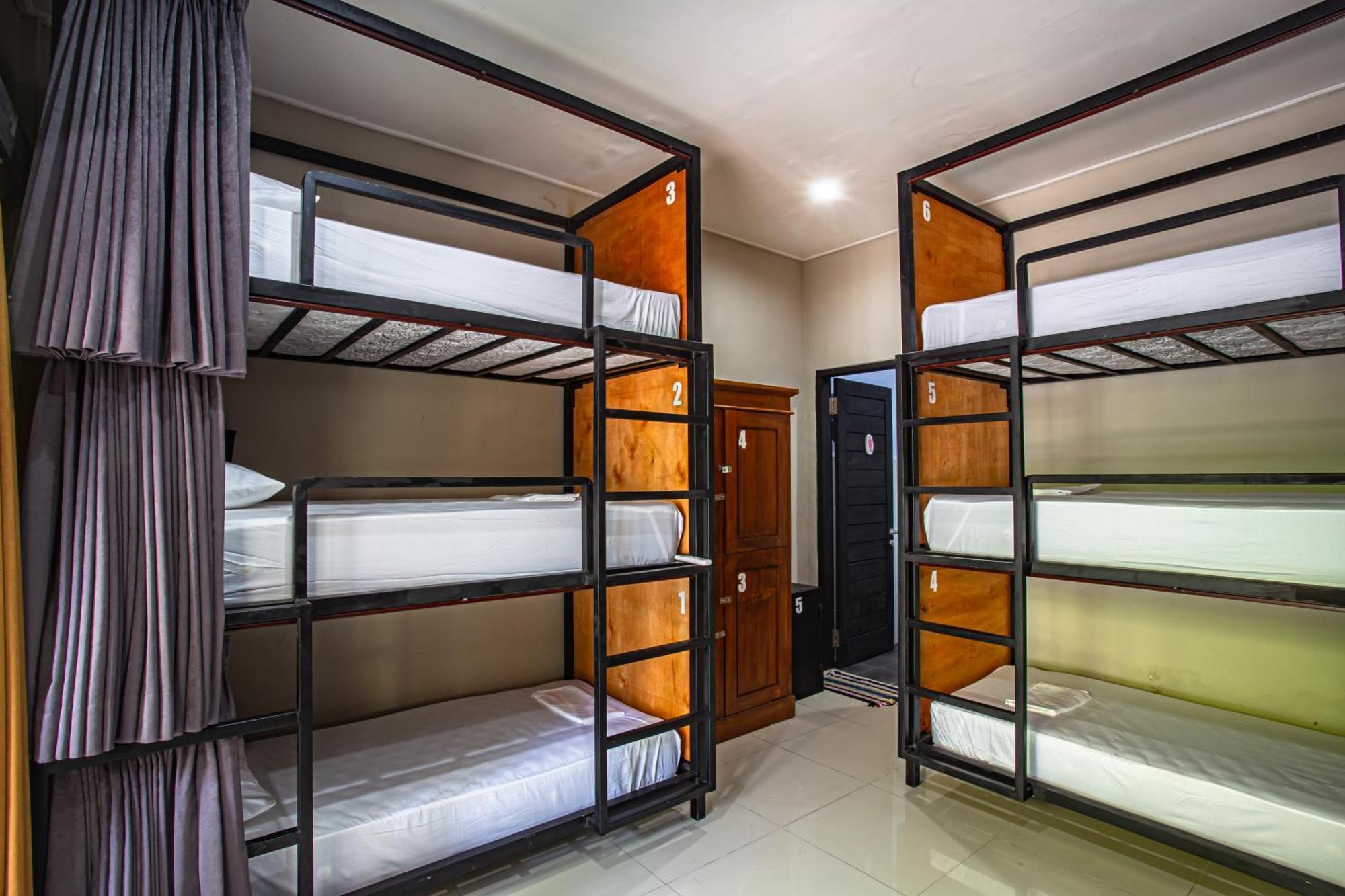 What The Duck Backpackers Canggu