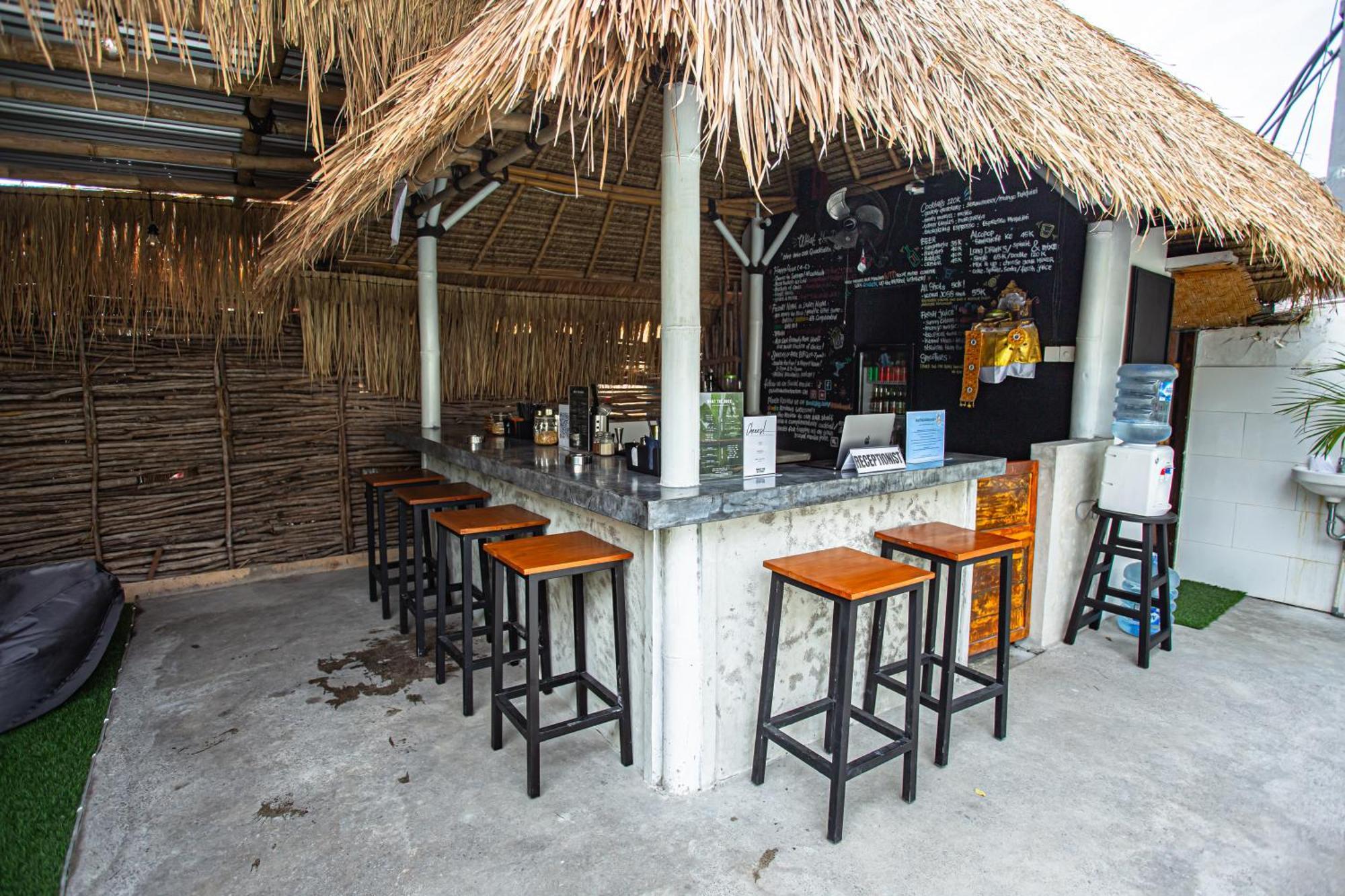 What The Duck Backpackers * Canggu